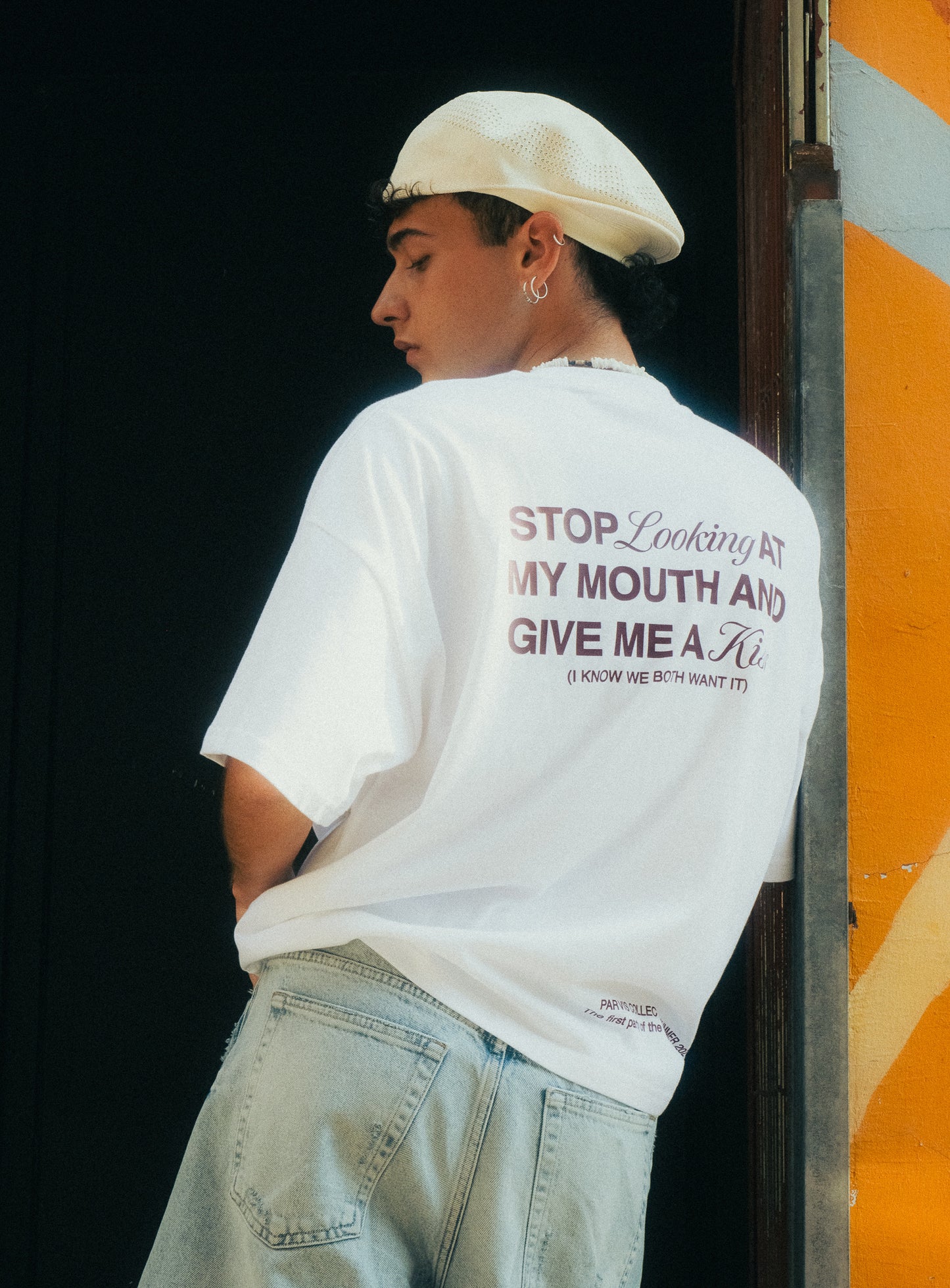 WHITE BOXY TEE THE KISS